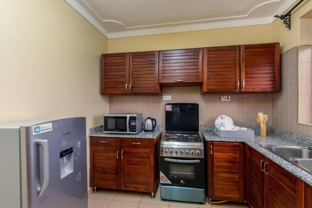 Victoria Breeze Suites, Entebbe Exteriör bild