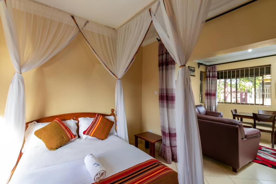 Victoria Breeze Suites, Entebbe Exteriör bild