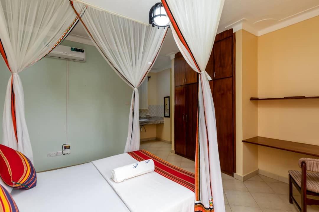 Victoria Breeze Suites, Entebbe Exteriör bild